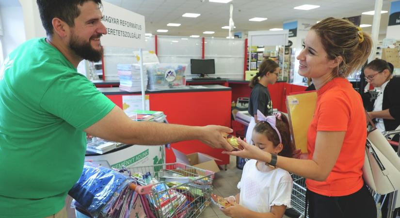 Az adományozók napját is megédesíti a Radírozzuk ki a különbségeket! tanszergyűjtés