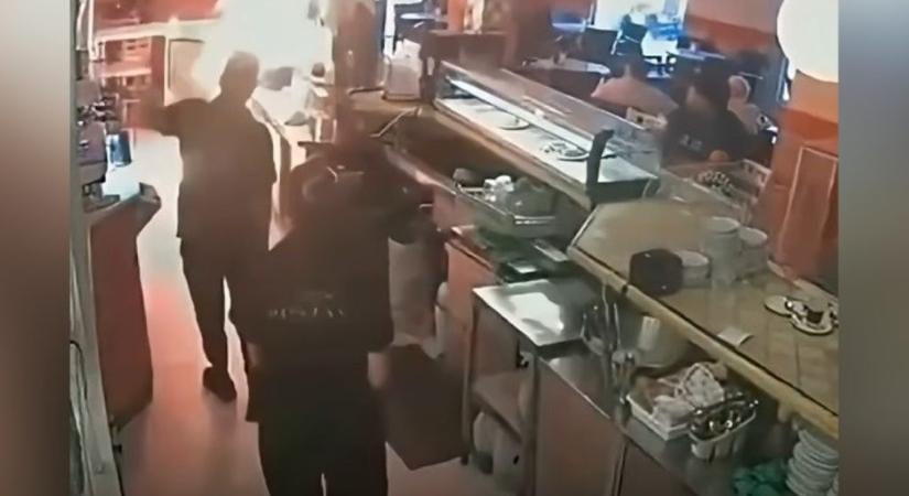 Felgyújtotta a kávézó pultját a vendég, mert nem kapott majonézt a szendvicsére