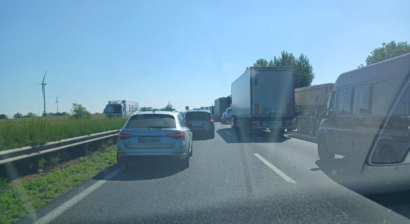 Hatalmas dugó az M1-es autópályán