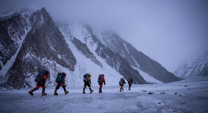 Nepáli serpák történelmet írtak, megmászták a K2-t télen, egyikük ráadásul oxigén nélkül