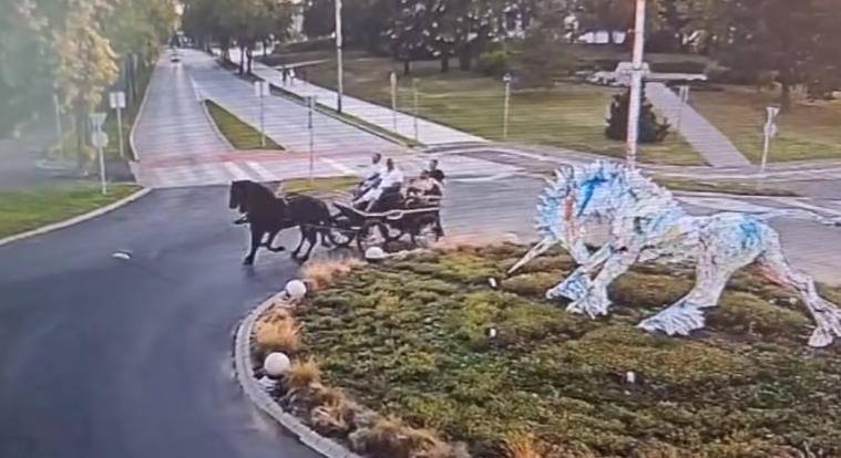 Elképesztő, mit művelt a lovaskocsi a híres körforgalomban – videó