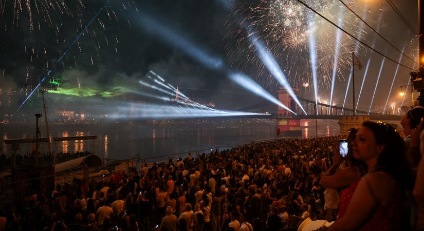 Rekord a Szent István-napon: csaknem nyolcszázezer ember ünnepelt a budapesti rakpartokon
