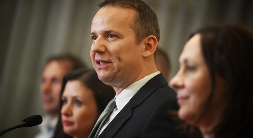 „Nem tudok róla, hogy érintett lennék” - reagált a volt fideszes képviselő, akinek a nevét Toroczkai László a Schadl–Völner-botrány kapcsán emlegette