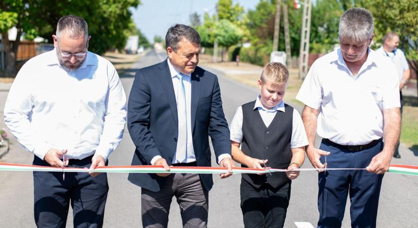 Sokak örömére felújították a forgalmas útszakaszt, biztonságosabb lett az iskola és az óvoda megközelítése – videóval