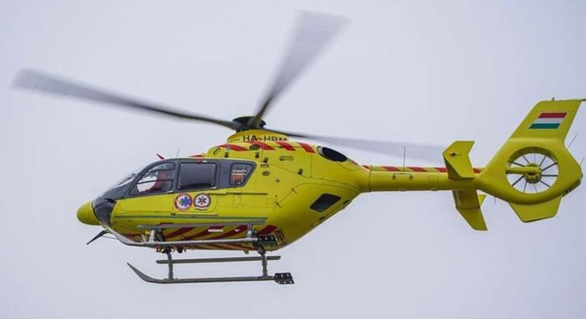 Mentőhelikopter a helyszínen - Motoros és autó ütközött