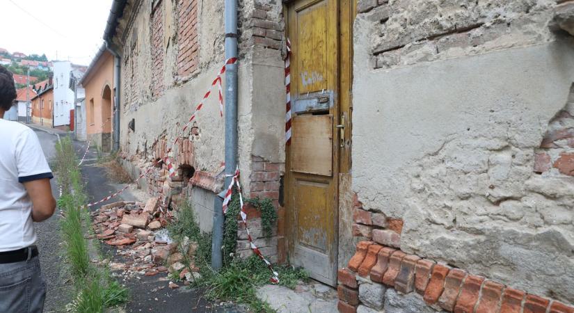 Nappal lófrálás, koldulás, este buli – rettegés Pécs közepén (VIDEÓ)
