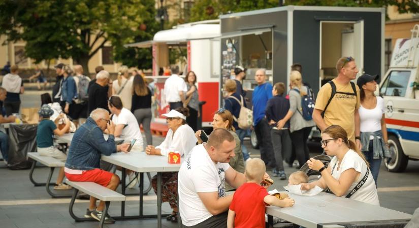 Elstartolt a Food Truck Show Egerben, rengeteg étel közül válogathatunk  fotók