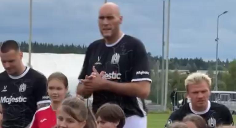 Megdöntötte a világrekordot a toronyház méretű futballista