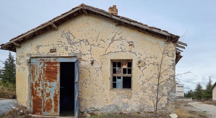 Üresen maradt a ház, ami miatt kitört a botrány Földeákon