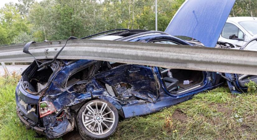 Brutális baleset történt Debrecennél, a szalagkorlátot is kidöntötték