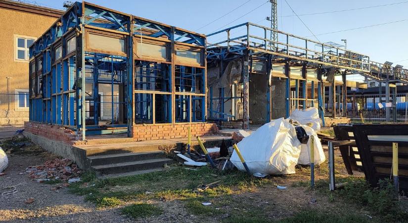 Elindult a bontás a hatvani állomáson, kiderült, mi épül a területen