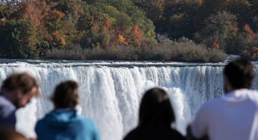 Felborult egy turistabusz a New York-i autópályán, legkevesebb öten meghaltak