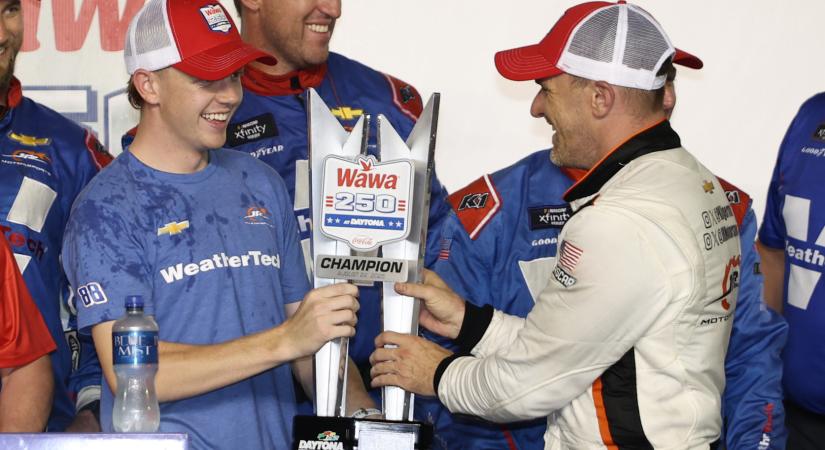 Nem létező győzelmet és egy nagyon furcsa sérülést hozott a NASCAR Xfinity daytonai versenye