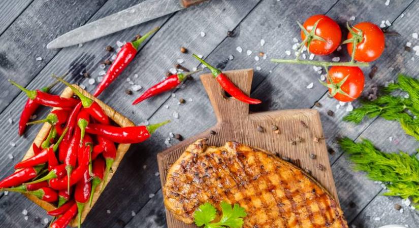 Tüzes, chilis csirkemell a grillrácsról: hamar függőséget okoz
