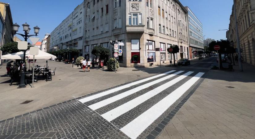 Most már nyugodtan haladhatnak át a gyalogosok Győr legforgalmasabb részén