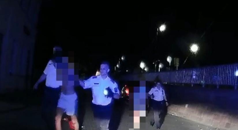 Annyira berúgtak, hogy az autók között folytatták a bulit ( videó)