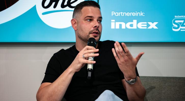 Közös fotón mosolyog Kiss Ádám és ritkán látott felesége