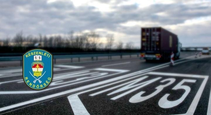 Telefontöltő kábelt használtak érszorítóként a rendőrök, hogy segítsenek egy baleset sérültjén