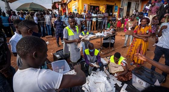 Ugandaiak öröme: lementek a választások, újra lehet internetezni – de a Facebook tiltott