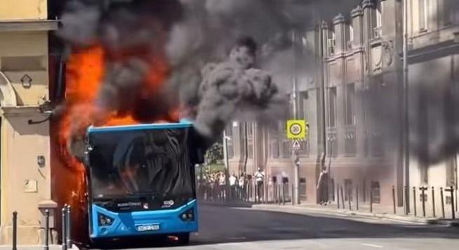 A lángoló buszok botránya Budapesten: Senki nem vállalja a felelősséget, az utasok veszélyben vannak?