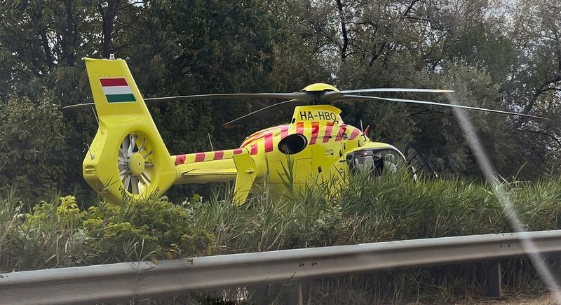 Mentőhelikopter az autópályán: baleset az M7-esen!