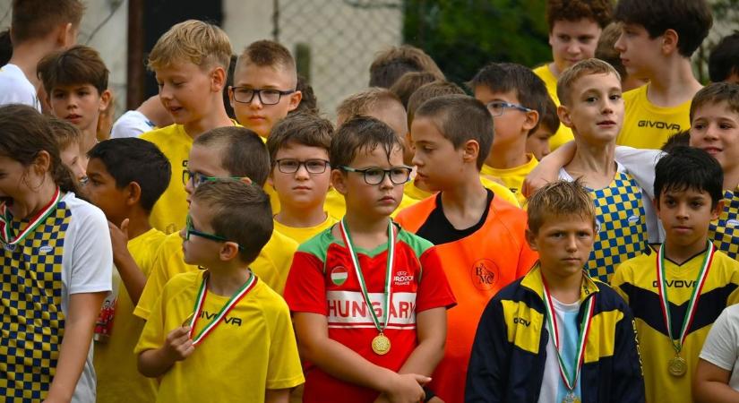 Sirokban az eső sem tántorított el a focitól 110 gyereket
