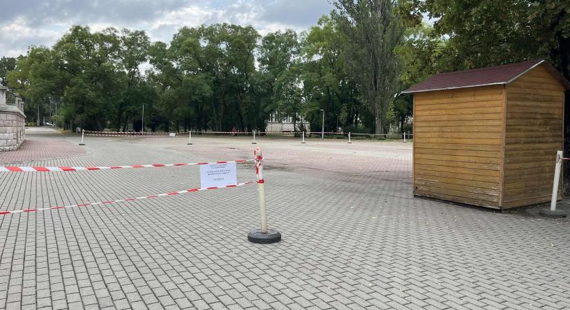 Lezárták a dorogi művelődési ház előtti parkolót