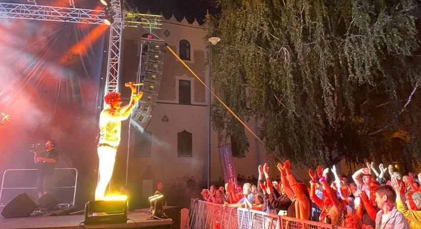 Elképesztő buli Kecskeméten: táncra perdítette a tömeget a Melody Maker a Hírös Hét Fesztiválon