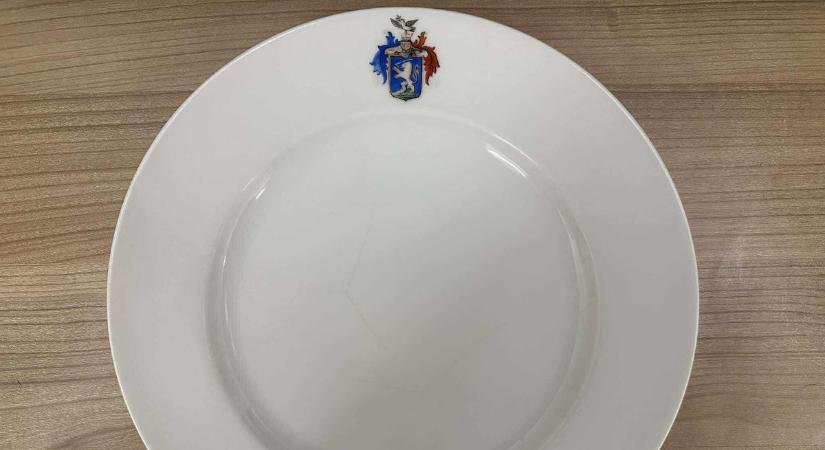 A Rónay-család címeres porcelántálja több mint 30 ezer kilométer megtétele után tért vissza Melbourne-ből Kiszomborra