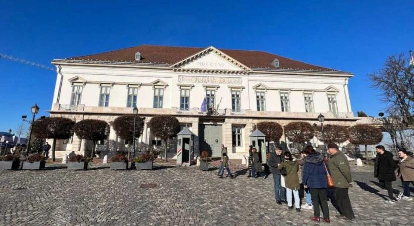 Orbán menekülőútja a köztársasági elnöki palotába vezethet
