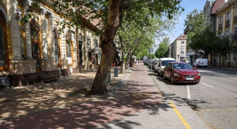 Az egész város keresi az idegent, aki a szörnyűséget tette a kávézó két vendégével