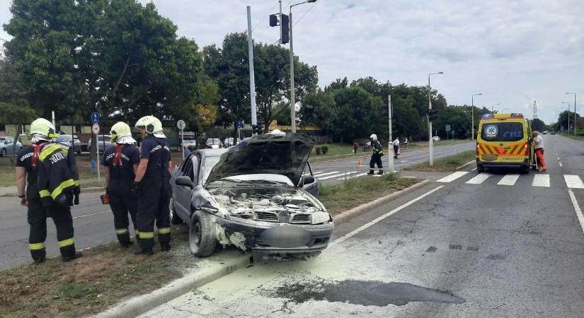 Két autó ütközött a 41-esen – mentő érkezett a helyszínre (fotók)
