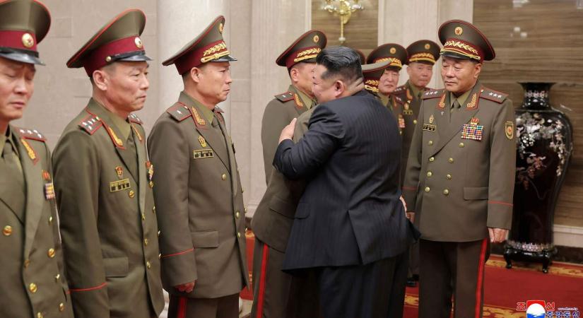 Kim Dzsongun kitüntette azokat a katonákat, akik Oroszország oldalán harcoltak