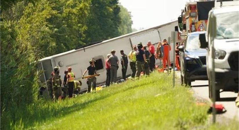 Halálos baleset New York államban – Kamionnal ütközött, majd felborult egy turistabusz