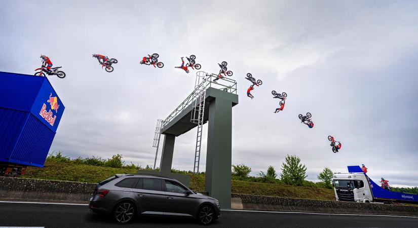 Ki ez a fenegyerek, aki motorral szaltózott egy kamionról a másikra?