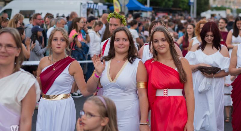 Jelmezes felvonulás a XXIV. Savaria Történelmi Karneválon