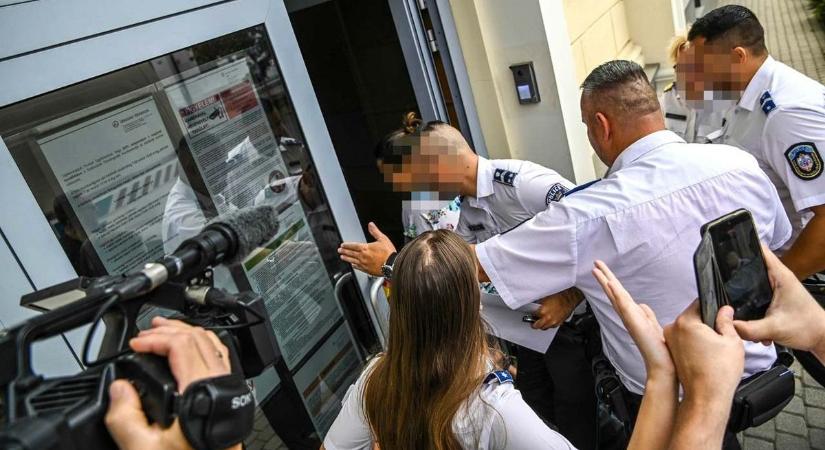Rezzenéstelen arccal sétált a bíróság épületébe a nagydorogi csecsemőgyilkossággal gyanúsított Viktória (képgaléria)