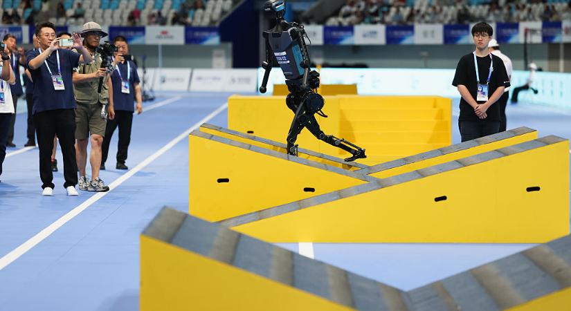 Meghökkentő felvételek az egyetlen résztvevőről, ami teljesítette a kínai robotolimpiai számot
