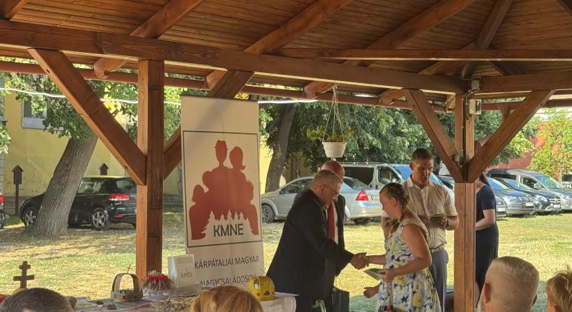 Átadták a KMNE alkotói pályázatának díjait