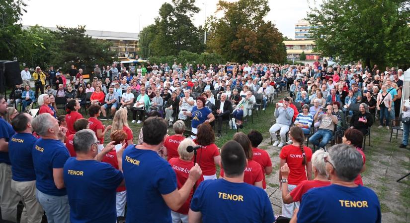 Csodálatos ének- és trombitaszó csendült fel fel a szolnoki téren – galériával