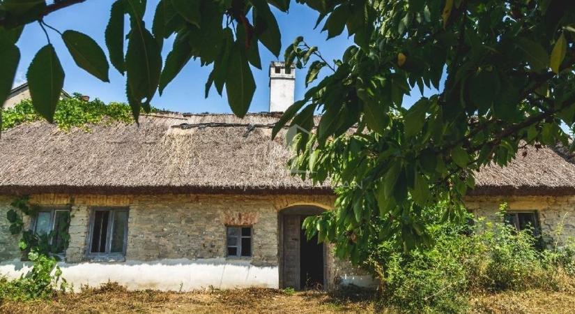 Ritka lehetőség a Balaton-felvidéken: különleges ingatlan Tihany szívében 124,9 millió forintért ( galéria)