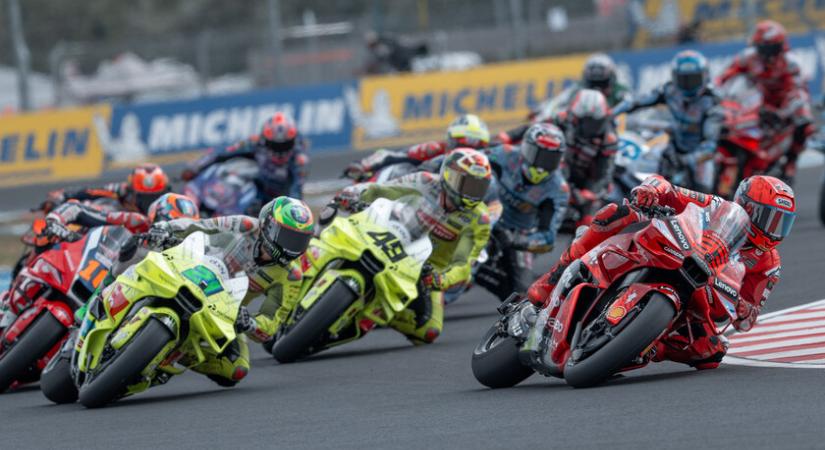 Marquez nyerte a kaotikus nyitófutamot - Elkezdődött!