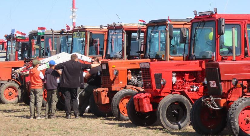 Szentesen tombolt a traktorőrület: több mint százötven gép sorakozott fel, a főnyeremény pedig mindenkit meglepett – galériával, videóval