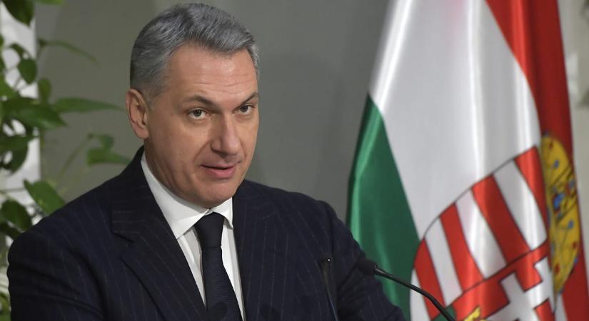 Lázár János azzal dicsekedett, hogy a vasúti WC-k felét már felújították