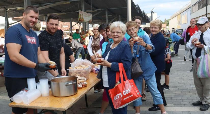 Ennyire fogyott a lecsó szombati piacnapon – a hagyományos magyar mellett franciát is kínáltak (galéria)