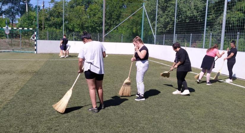 „Példásan helyt álltak” – nagy dicséretet kaptak a diákmunkások a jászkunsági településen