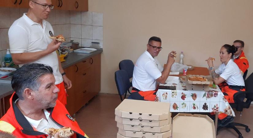 A saját szeretetnyelvén mondott köszönetet a nyíregyházi mentőknek és a tűzoltóknak: megetette őket