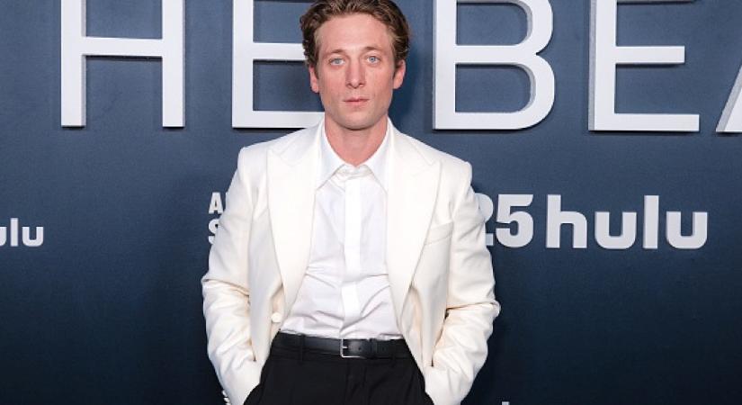 Már tudjuk, miért mászkál Jeremy Allen White mindig virágcsokorral