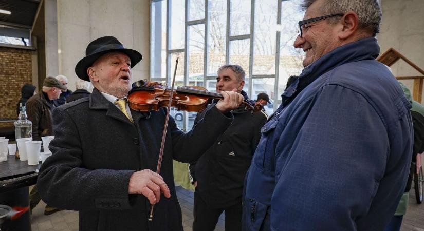 „Nem lehet ezt abbahagyni” - mondja a hetven éve hegedülő Pércsi Dániel