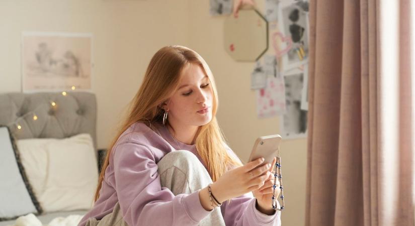 A magyarok többsége csak álmában teszi le a telefonját